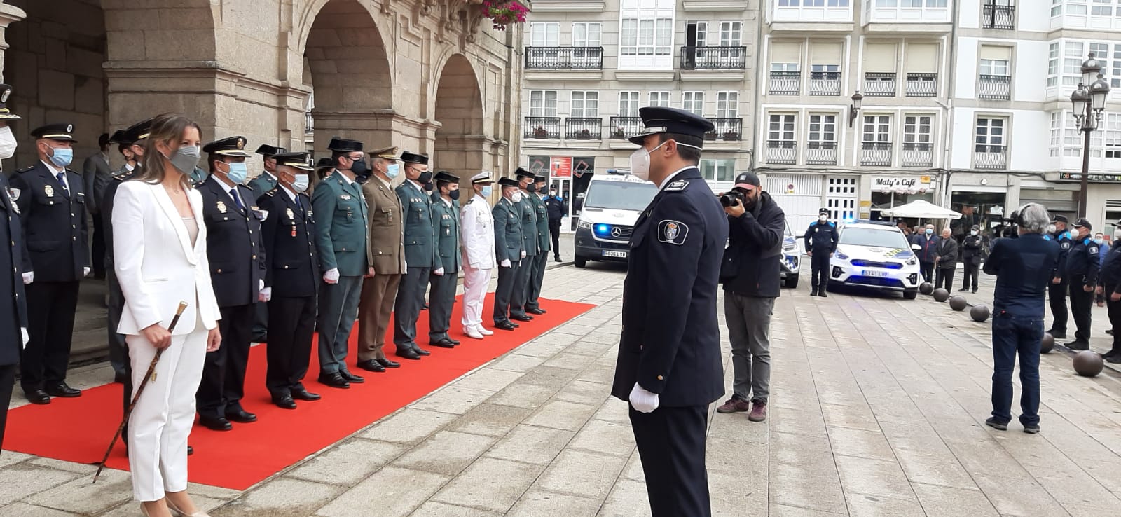 Imagen del acto de revista de agentes en la Plaza Mayor de Lugo