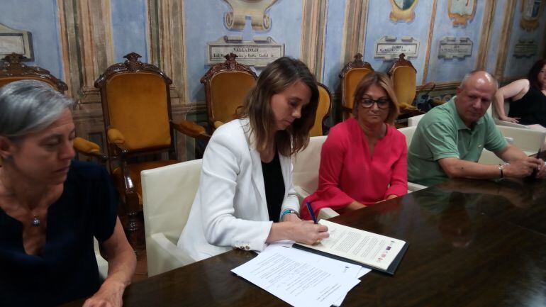 Ayuntamiento, sindicatos y empresarios firman el documento de diálogo social