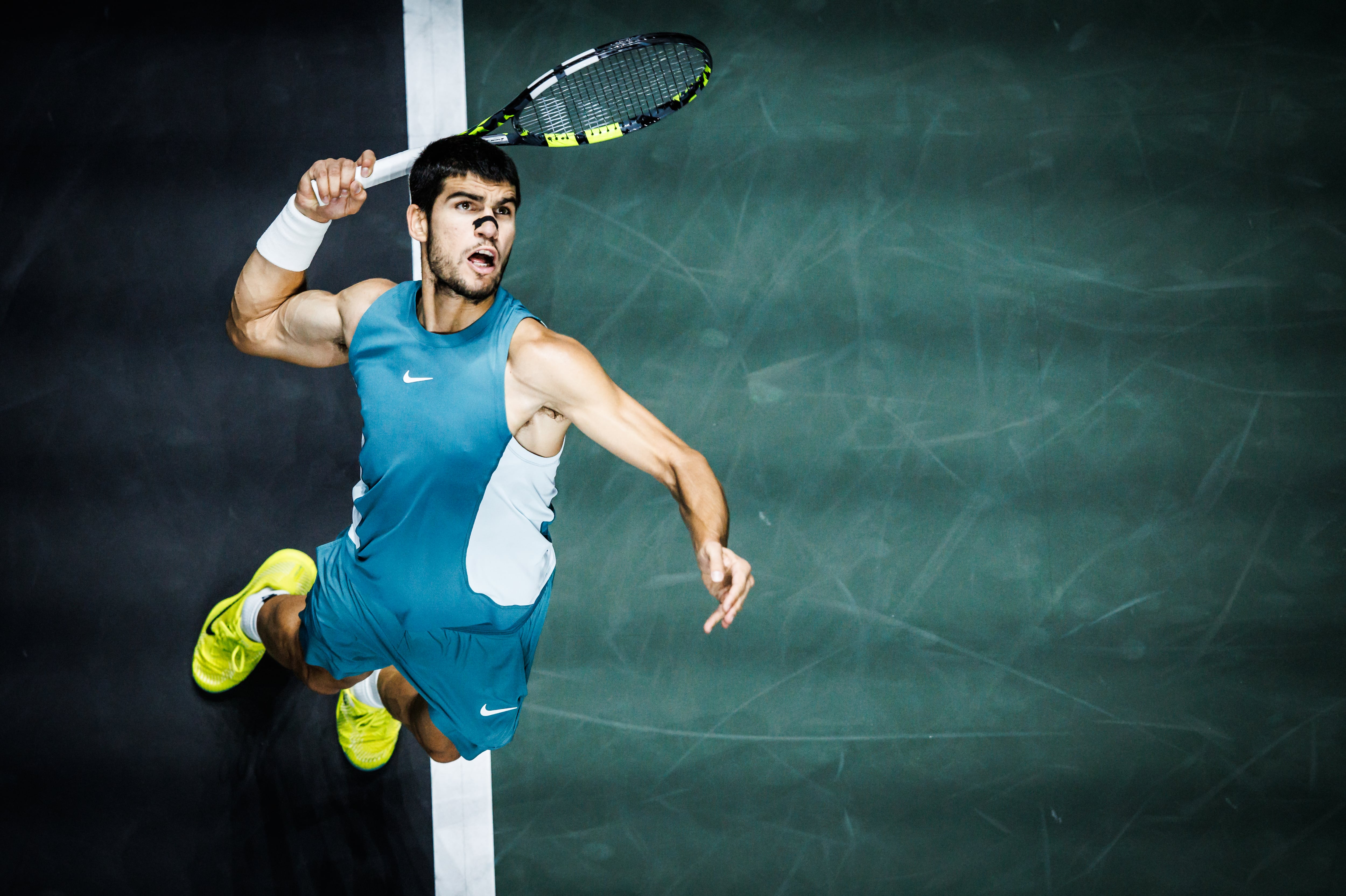 Alcaraz saca durante la final de Rotterdam ante De Minaur