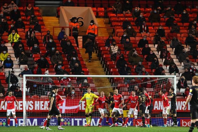 Aficionados ingleses presenciando el partido entre el Charlton Athletic y el Milton Keynes Dons en The Valley