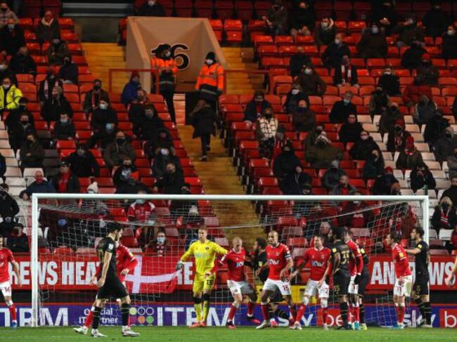 Aficionados ingleses presenciando el partido entre el Charlton Athletic y el Milton Keynes Dons en The Valley