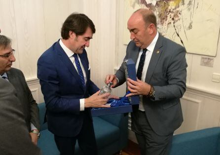 Suárez- Quiñones recibe un obsequio, de las manos del presidente de Vicente, elaborado en la Real Fábrica de la Granja