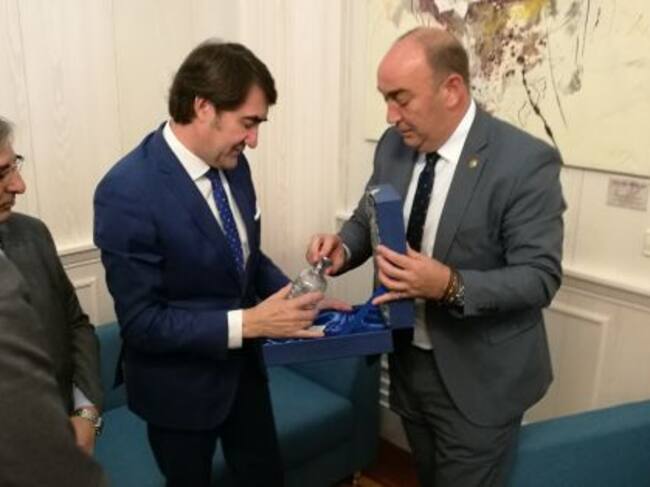 Suárez- Quiñones recibe un obsequio, de las manos del presidente de Vicente, elaborado en la Real Fábrica de la Granja