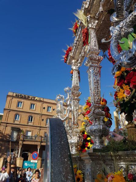 La carreta de la Hermandad de Sevilla Sur ante el Hospital de Fátima