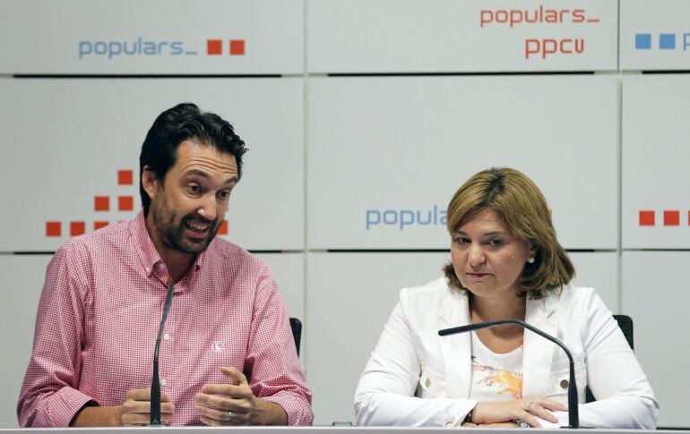 GRA096. Valencia , 20/08/2015. La presidenta del PP-CV, Isabel bonig y el presidente dle partido en la provincia de Valencia, Vicente Betoret, durante la rueda de prensa en la que han presentado diferentes inciativas políticas que su formación presentará en los próximos días. EFE/Manuel Bruque