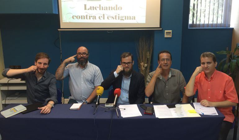 Damián Alcolea, Andrés Elorriaga, Julio Lleonart, José Manuel Dolader y Felipe Giner haciendo el gesto salud mental en lenguaje de signos.