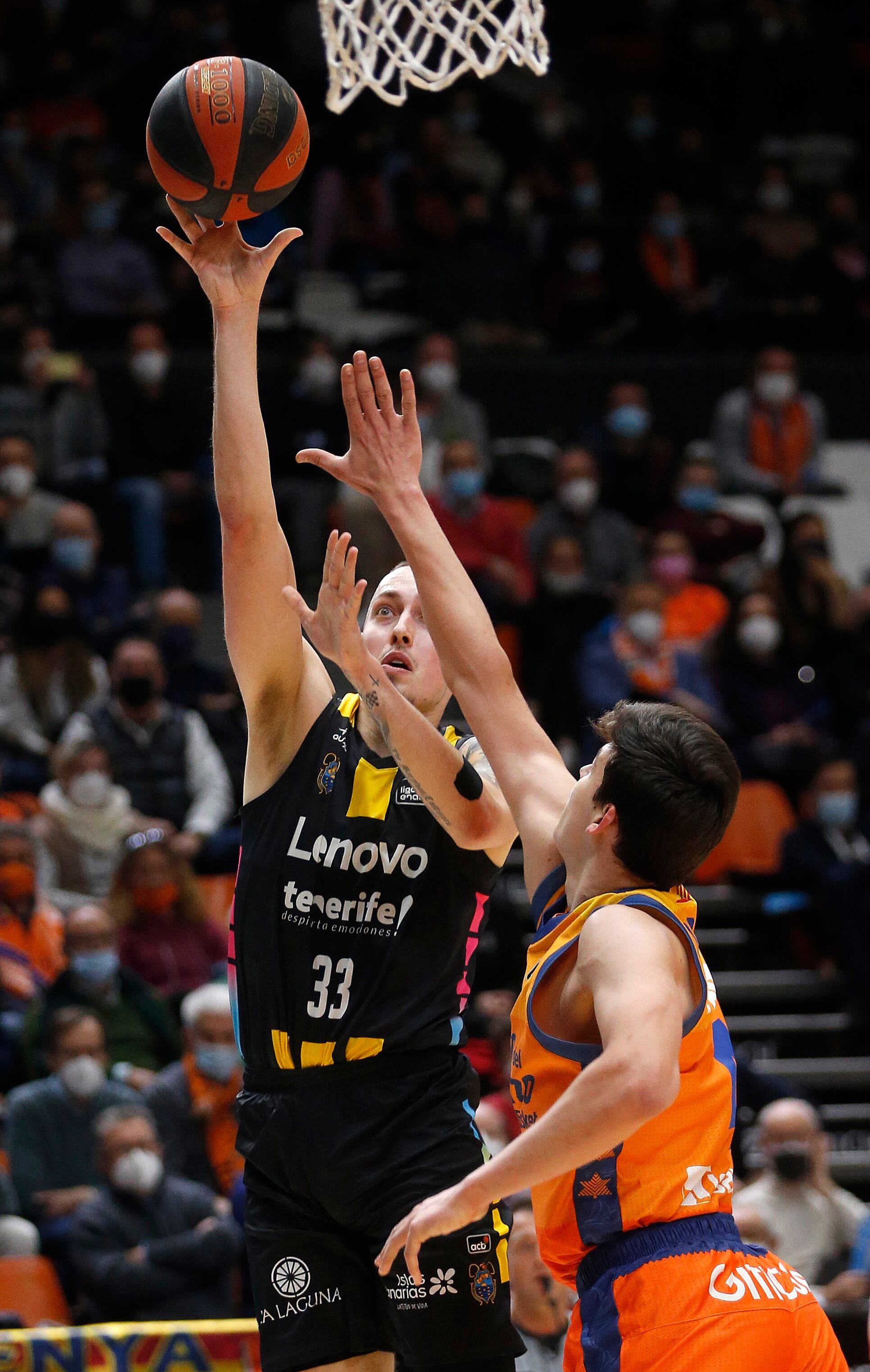 GRAFCVA4577. VALENCIA, 01/04/2022.- El jugador del Lenovo Tenerife, Kyle Wiltjer (i), trata de encestar ante la oposición del del Valencia Basket, Jaime Pradilla (d), durante el partido de baloncesto correspondiente a la jornada 20 de la Liga Endesa que disputan en el pabellón Fuente San Luis. EFE/Miguel Ángel Polo