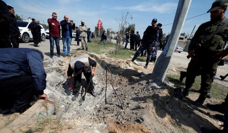 Palestinos analizan el sitio de la explosión.