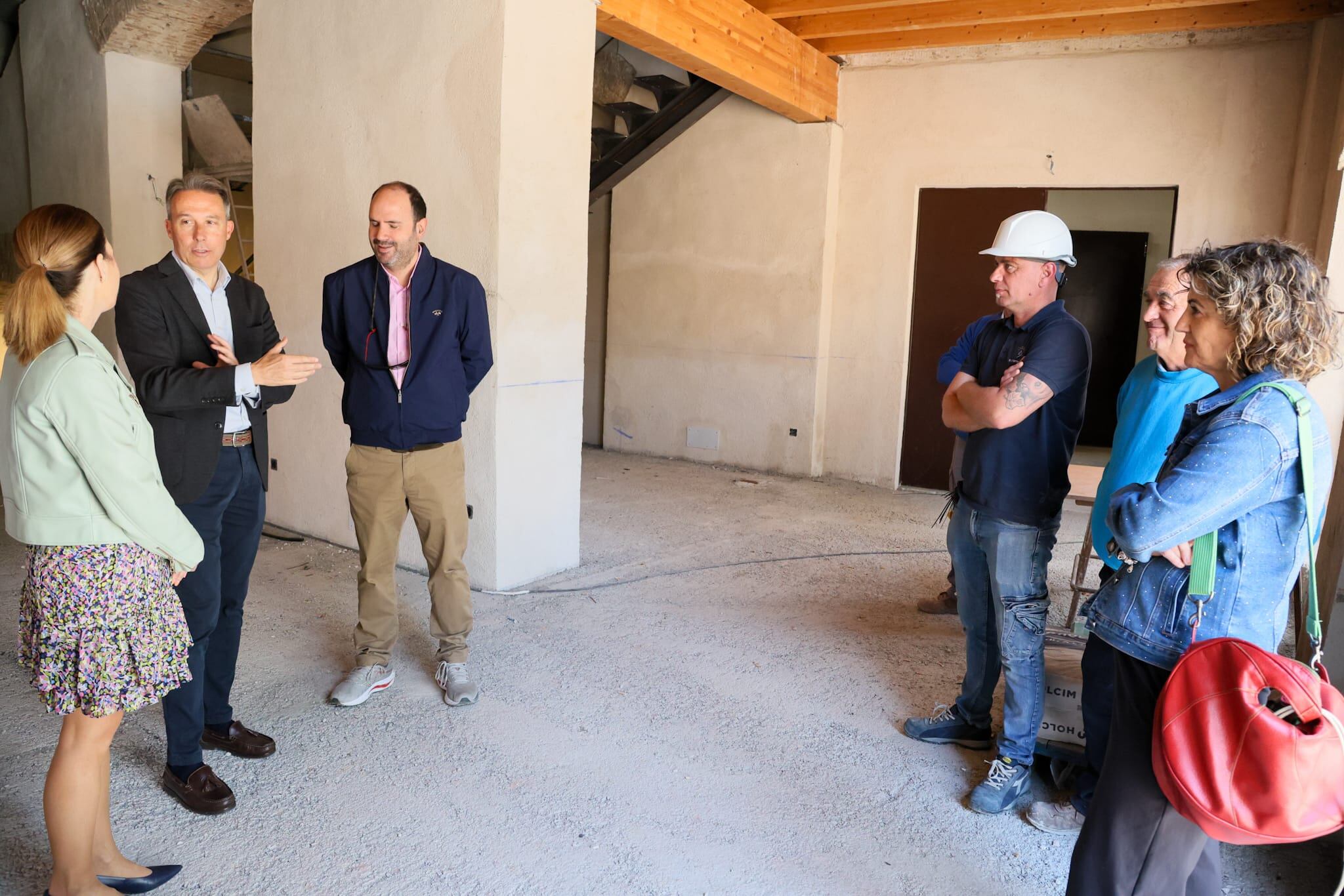 Fulgencio Gil visita el Coso de Sutullena junto a los técnicos