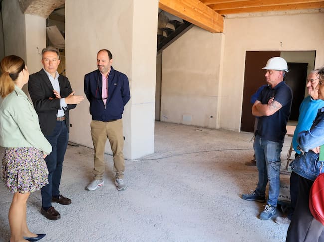 Fulgencio Gil visita el Coso de Sutullena junto a los técnicos