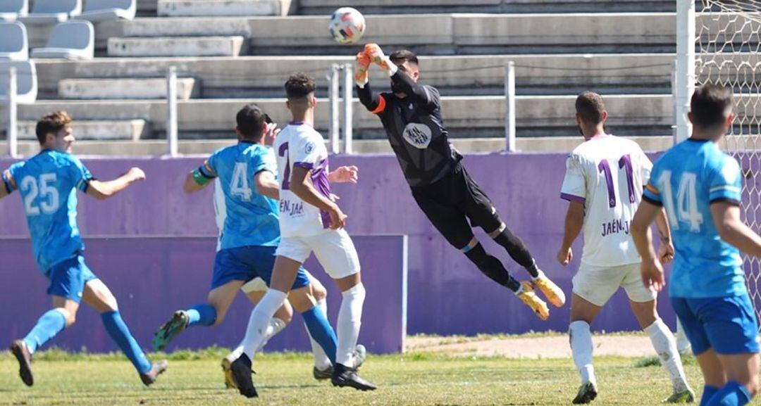 De la Calzada despeja un balón en el encuentro ante la UD Maracena.