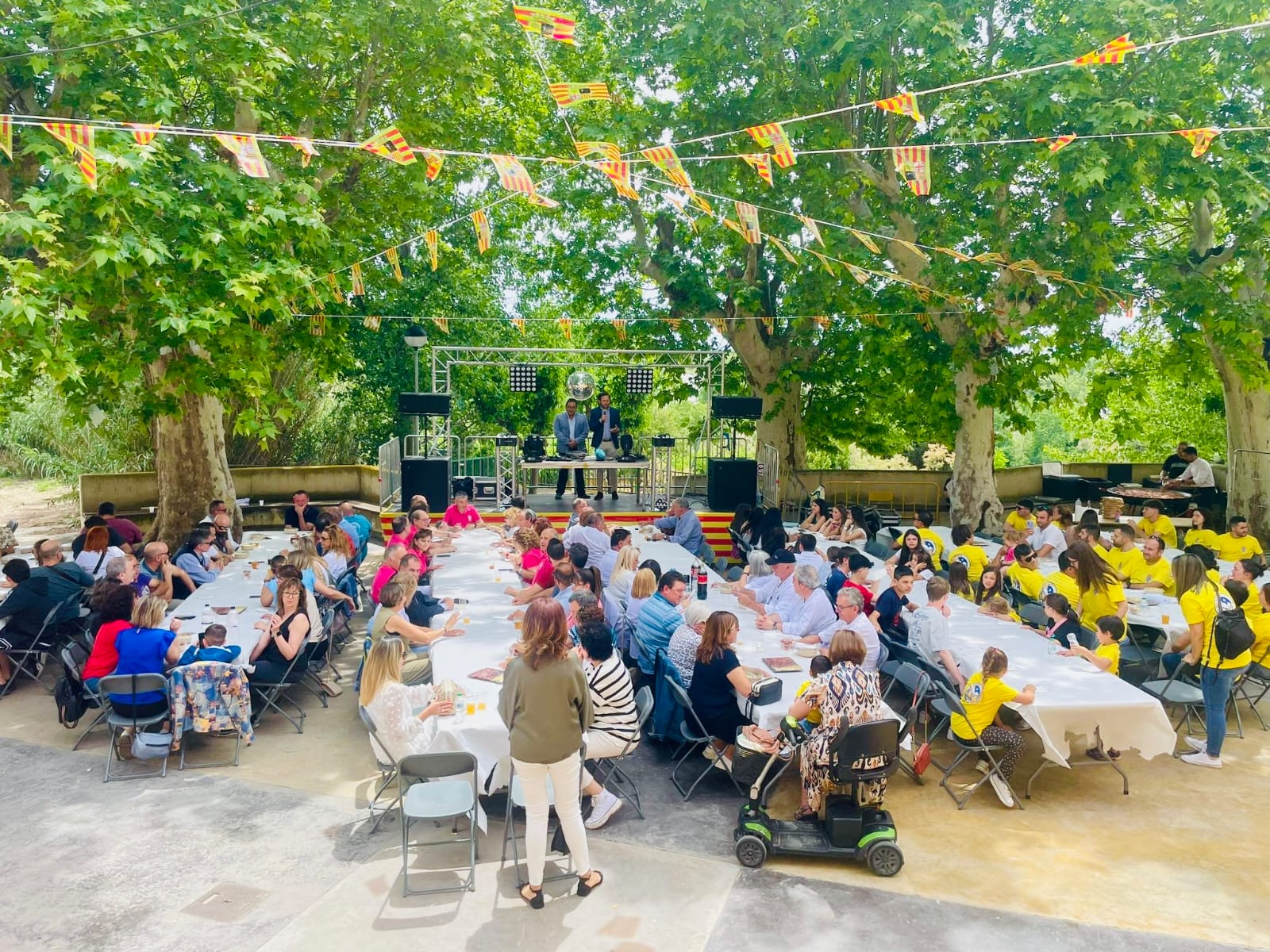 Momento de la comida popular disfrutada en Alfántega para celebrar Santa Quiteria, 30 años después