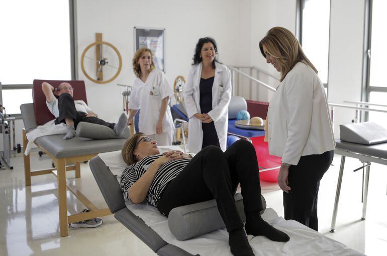 Visita de la presidenta de la Junta de Andalucía, Susana Díaz, al centro de salud de Íllora (Granada)