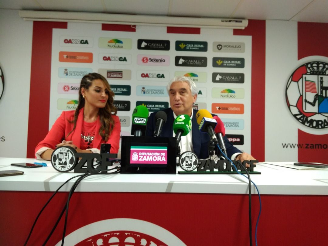 El Consejero Delegado del Zamora CF, Alfredo Ruiz, junto a la responsable de prensa del club, Canto Marbán