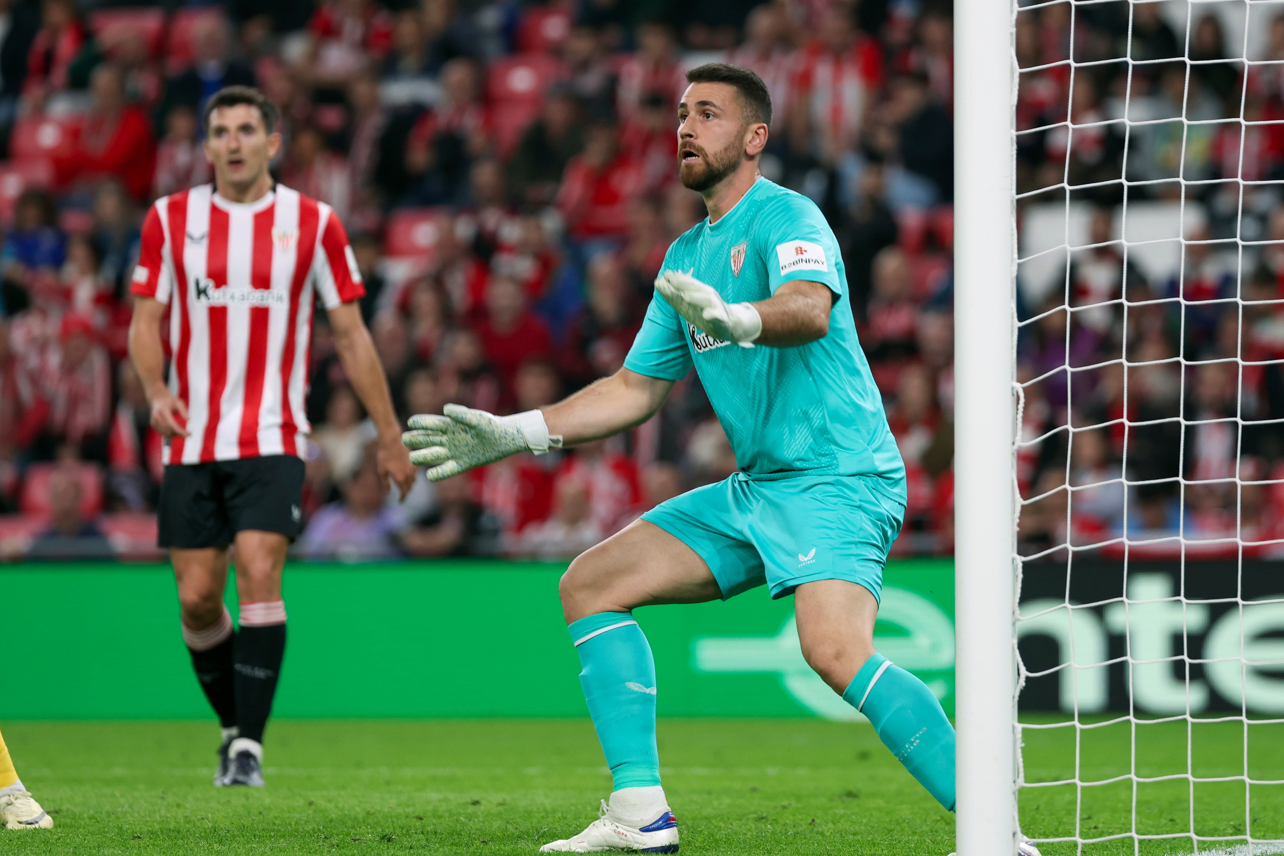 BILBAO, 28/11/2024.- El portero del Athletic Club Unai Simón (d) en una acción durante el partido de primera ronda de Liga Europa entre el Athletic Club y el IF Elfsborg, este jueves en estadio de San Mamés. EFE/ Luis Tejido
