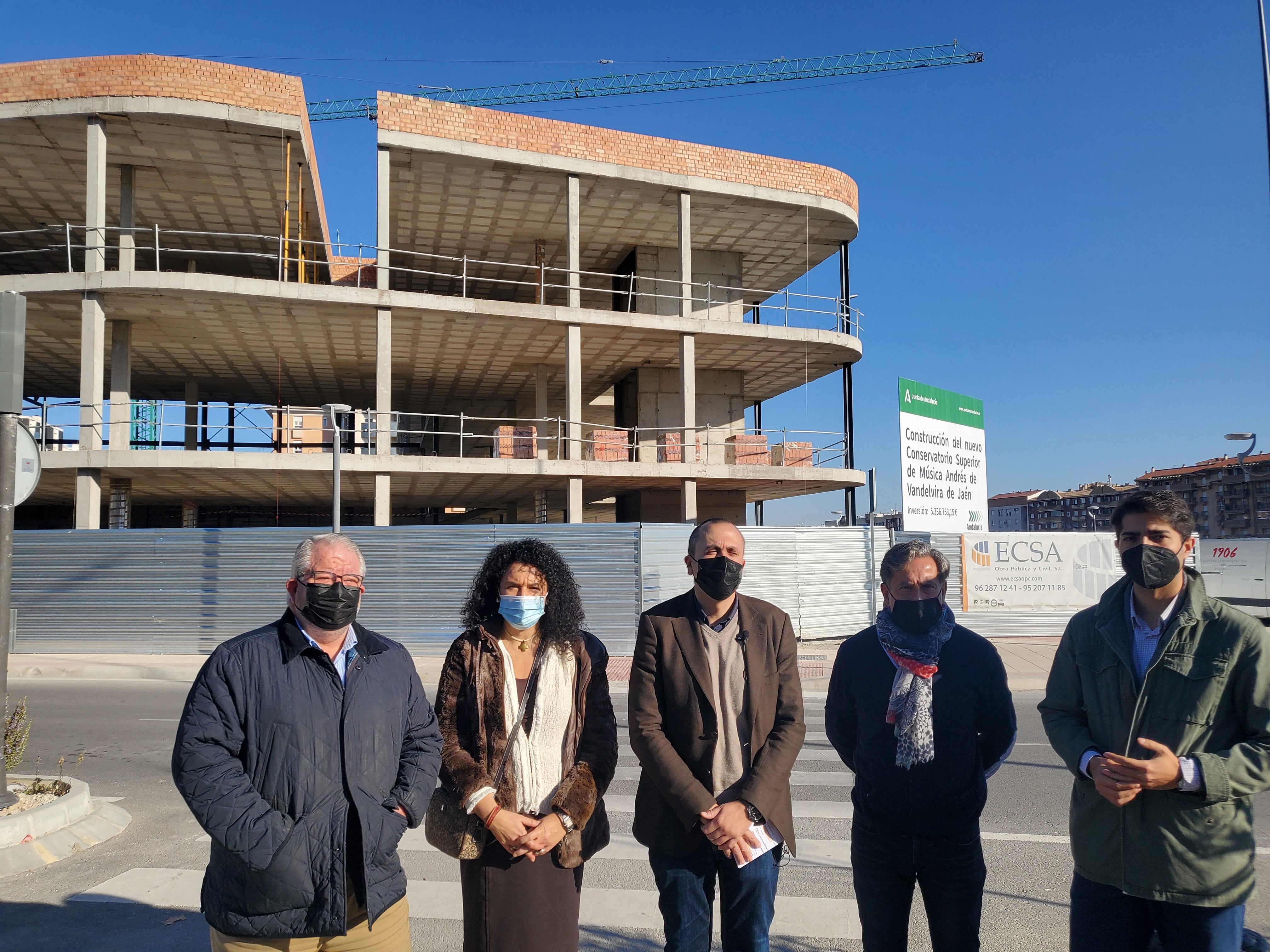 Concejales del grupo Popular en la capital posan ante las obras del Conservatorio Superior de Música.