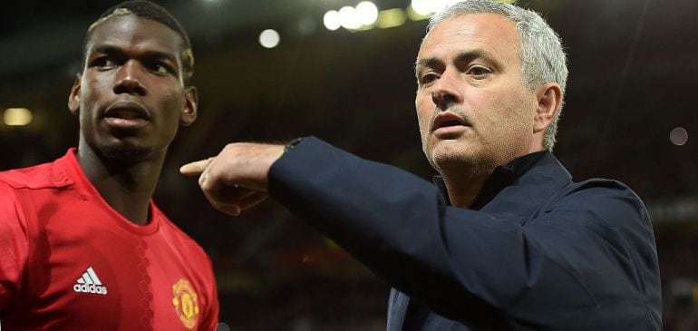 Pogba y Mourinho, durante un encuentro del Manchester United.