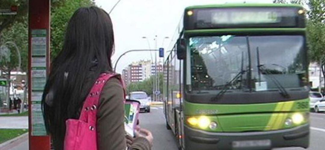 En la iniciativa de paradas a demanda en los servicios nocturnos de autobuses interurbanos participan municipios como Fuenlabrada o Parla. 