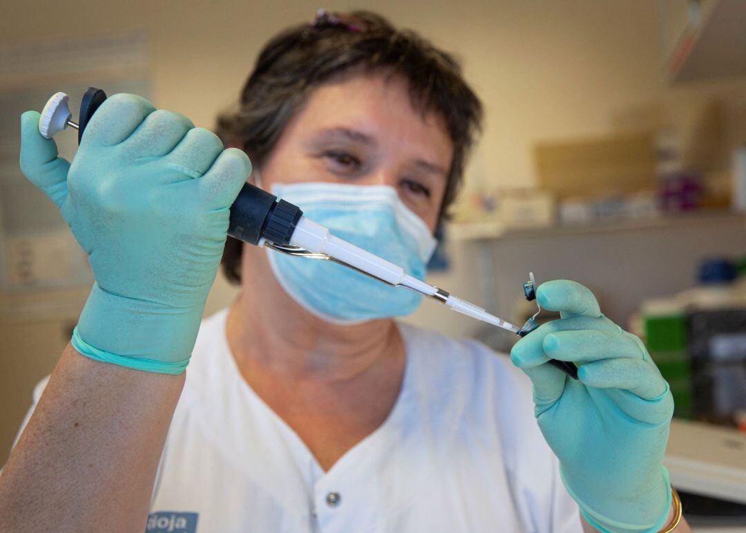 Los sanitarios siguen siendo los garantes de que no avance en exceso la pandemia de la COVID-19. 
