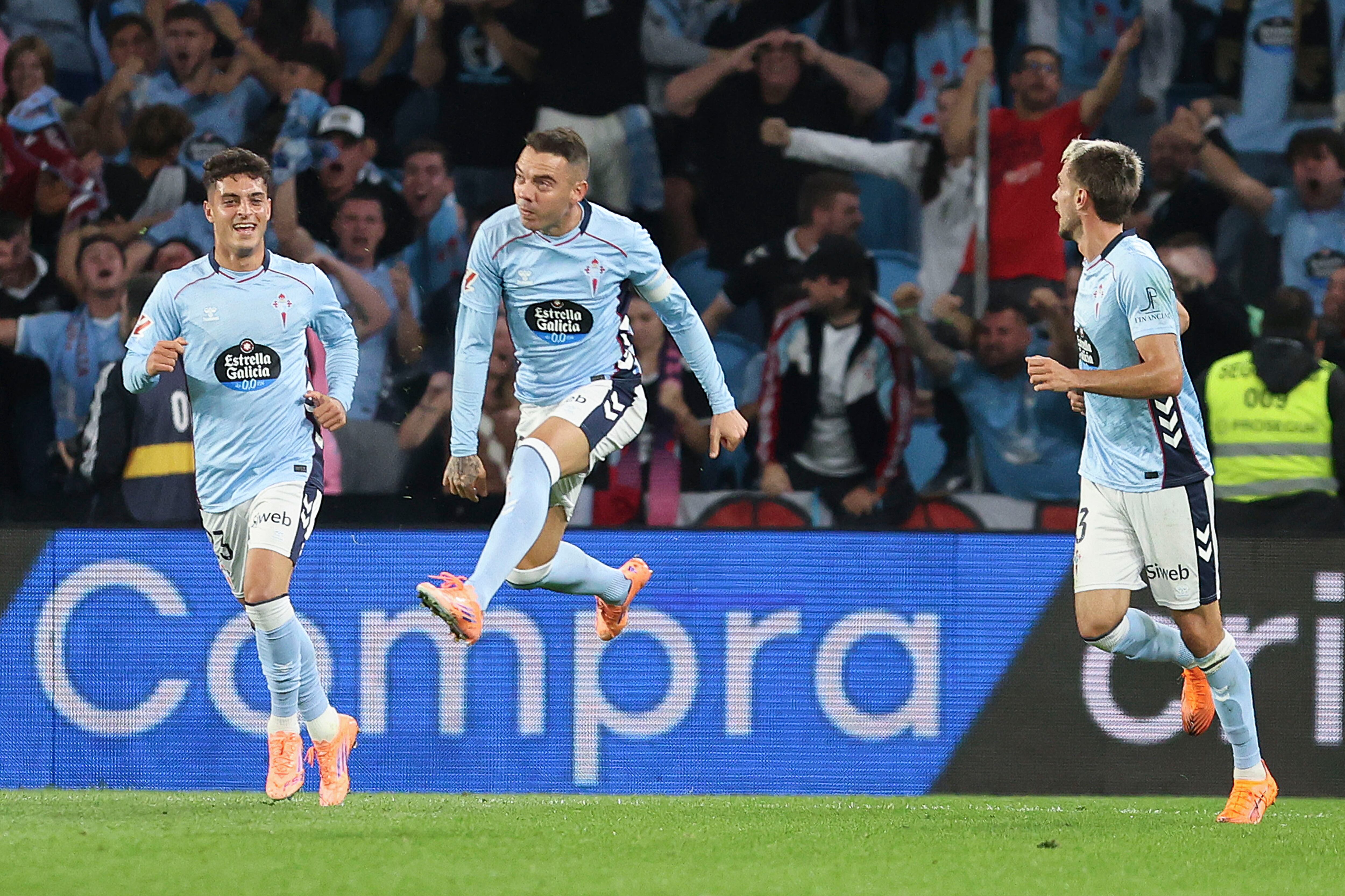 VIGO (PONTEVEDRA), 05/10/2025.- El delantero del Celta Iago Aspas (c) celebra tras marcar ante el Atlético, durante el partido de la octava jornada de LaLiga EA Sports que Celta de Vigo y Atlético de Madrid disputan este domingo en el estadio de Balaídos. EFE/Salvador Sas
