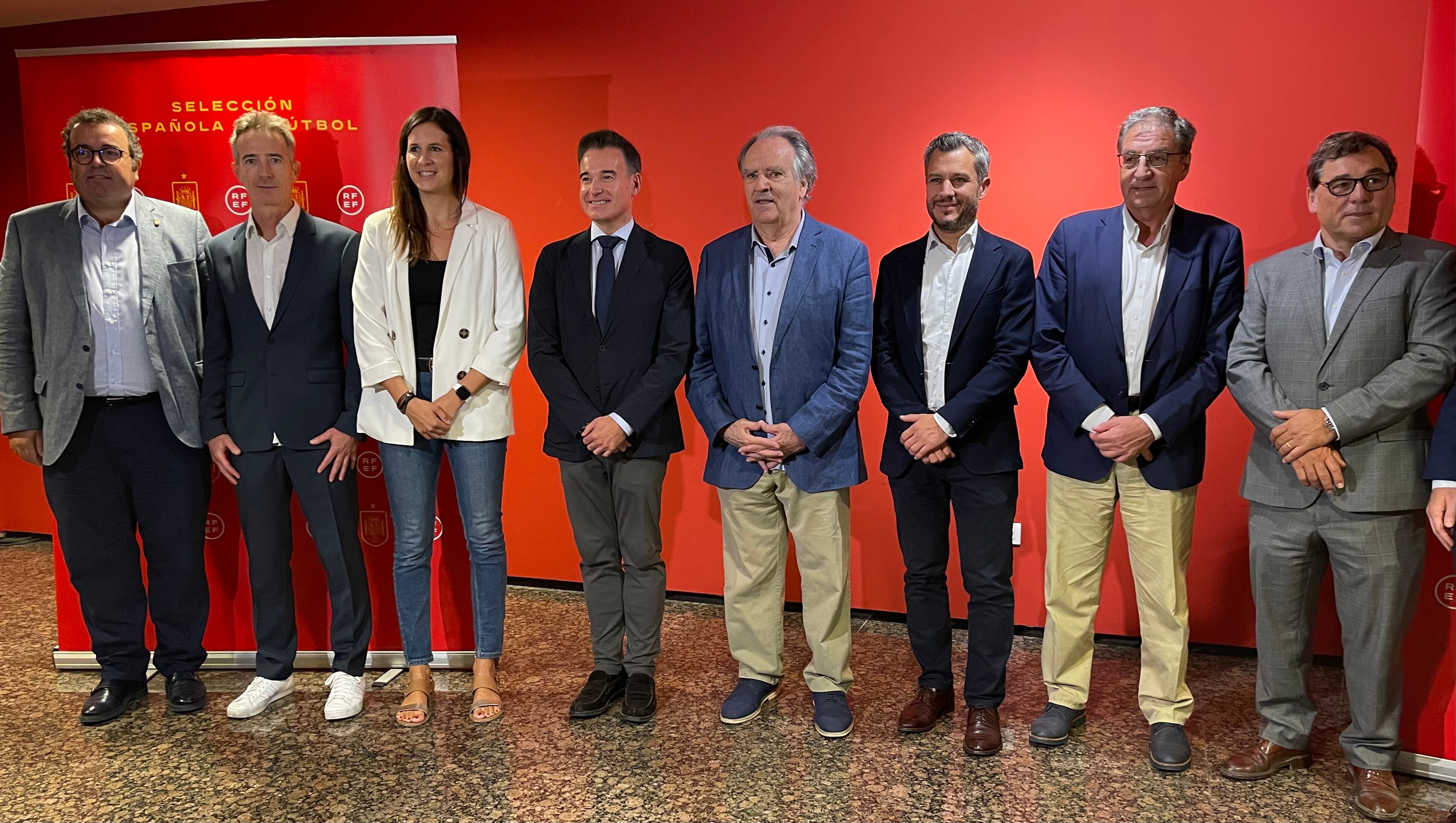 Oscar Flé, junto a los representantes de las instituciones, de la Federación Española, del Real Zaragoza y de Ibercaja, en la presentación del partido internacional en el Patio de la Infanta