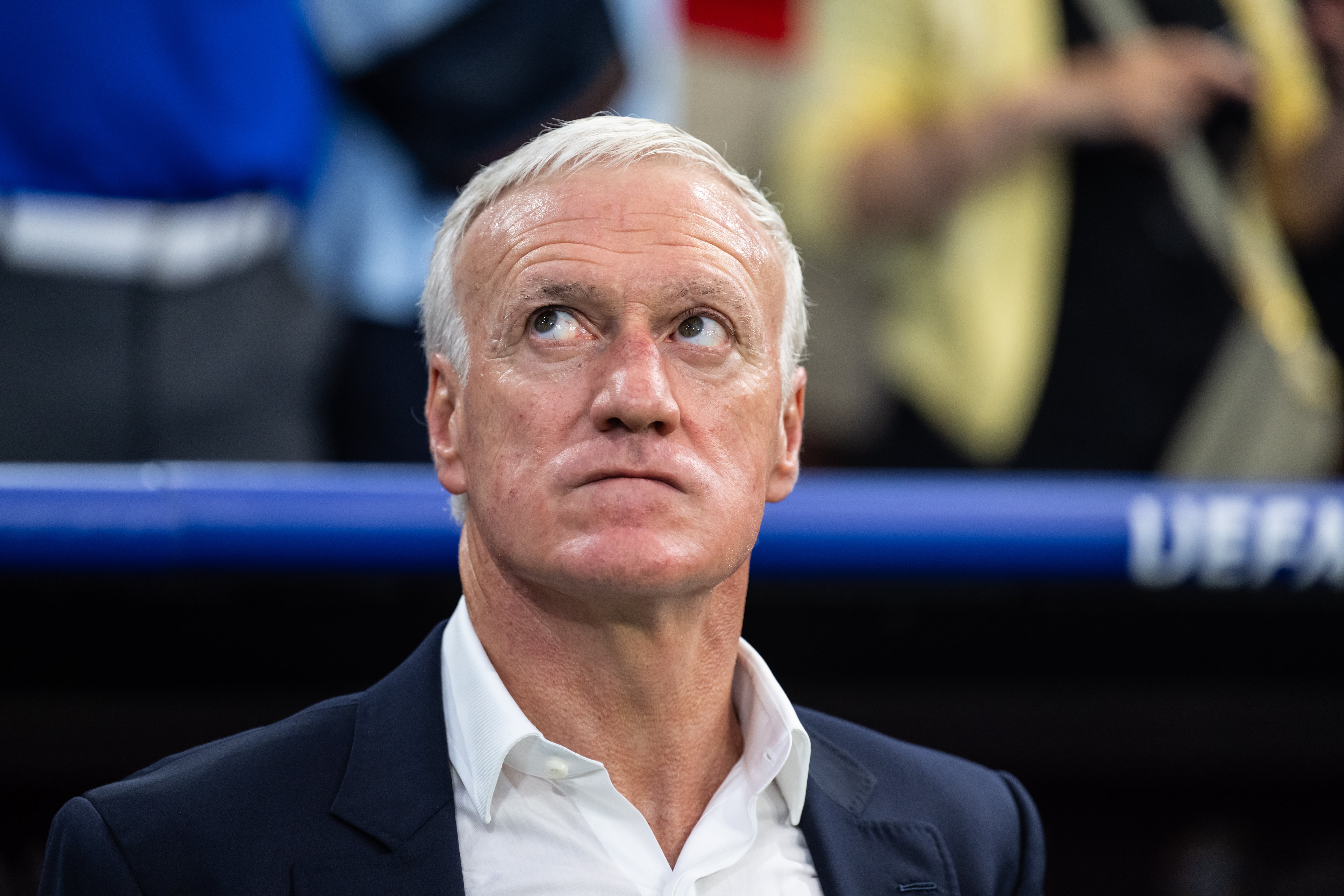 Didier Deschamps escucha el himno francés durante la Eurocopa