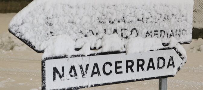Carretera comarcal M-601 a la altura de Collado Mediano donde la carretera ha sido cubierta por completo por la nieve