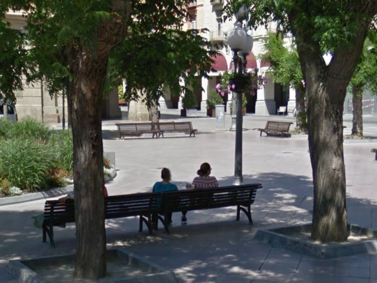 Urbes 21 Dotaciones Urbanas sustituirá los 30 bancos de la plaza de Navarra