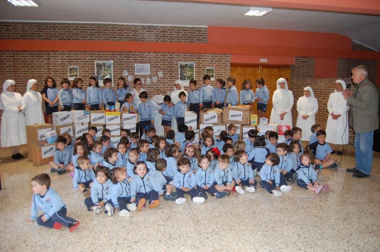 Acto de entrega de lo recaudado por los niños y niñas del colegio