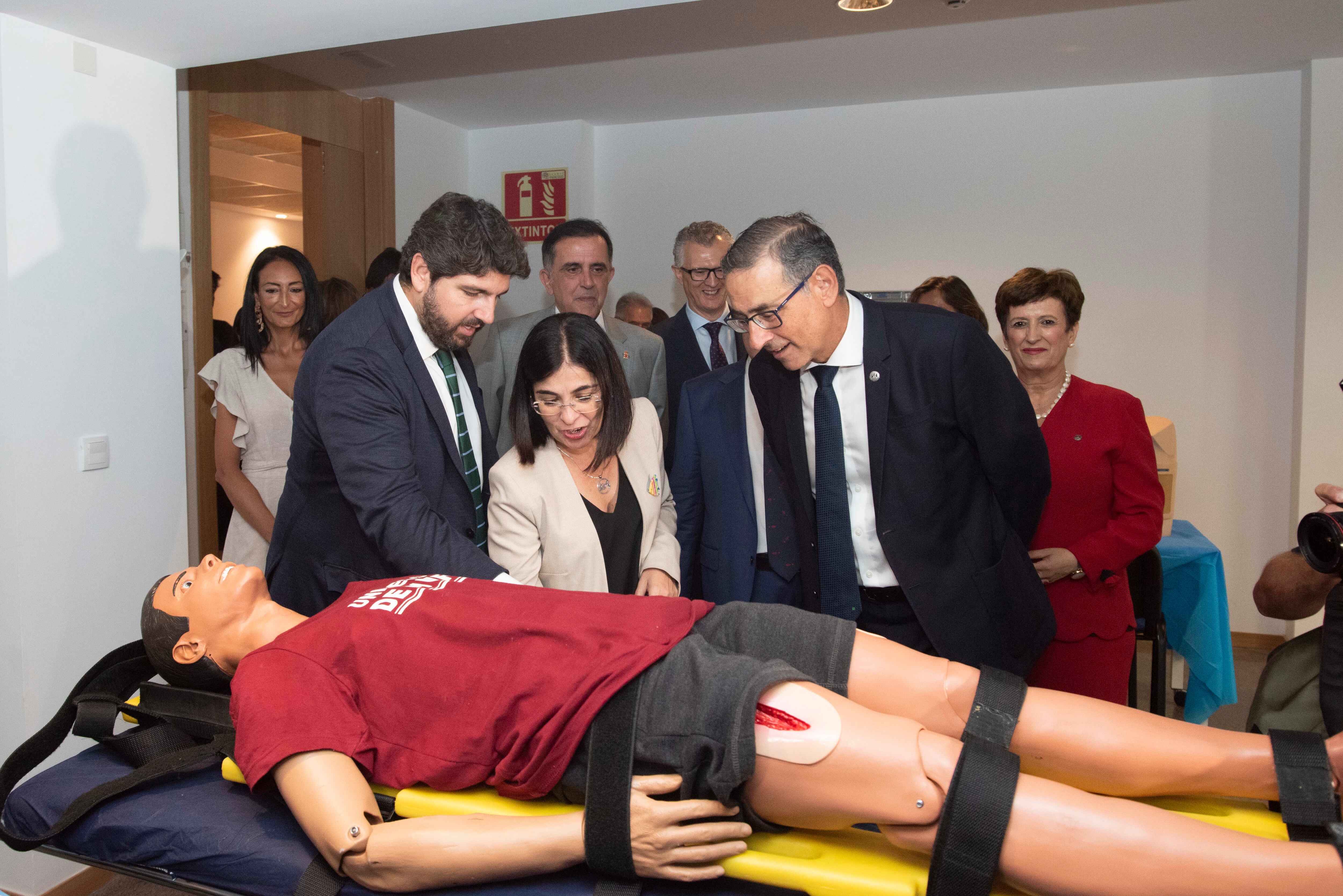 La UMU inaugura el Aulario del Campus de Ciencias de la Salud, en un acto que ha contado con la asistencia de la ministra de Sanidad (en la imagen) el presidente de la Comunidad del alcalde de Murcia y el rector