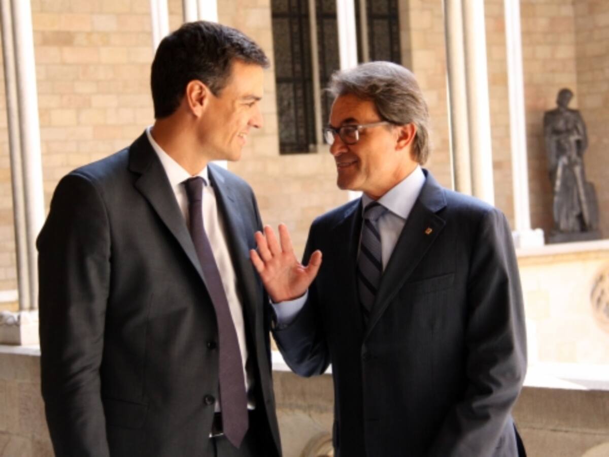 Sánchez s'ofereix a Mas per liderar una reforma constitucional