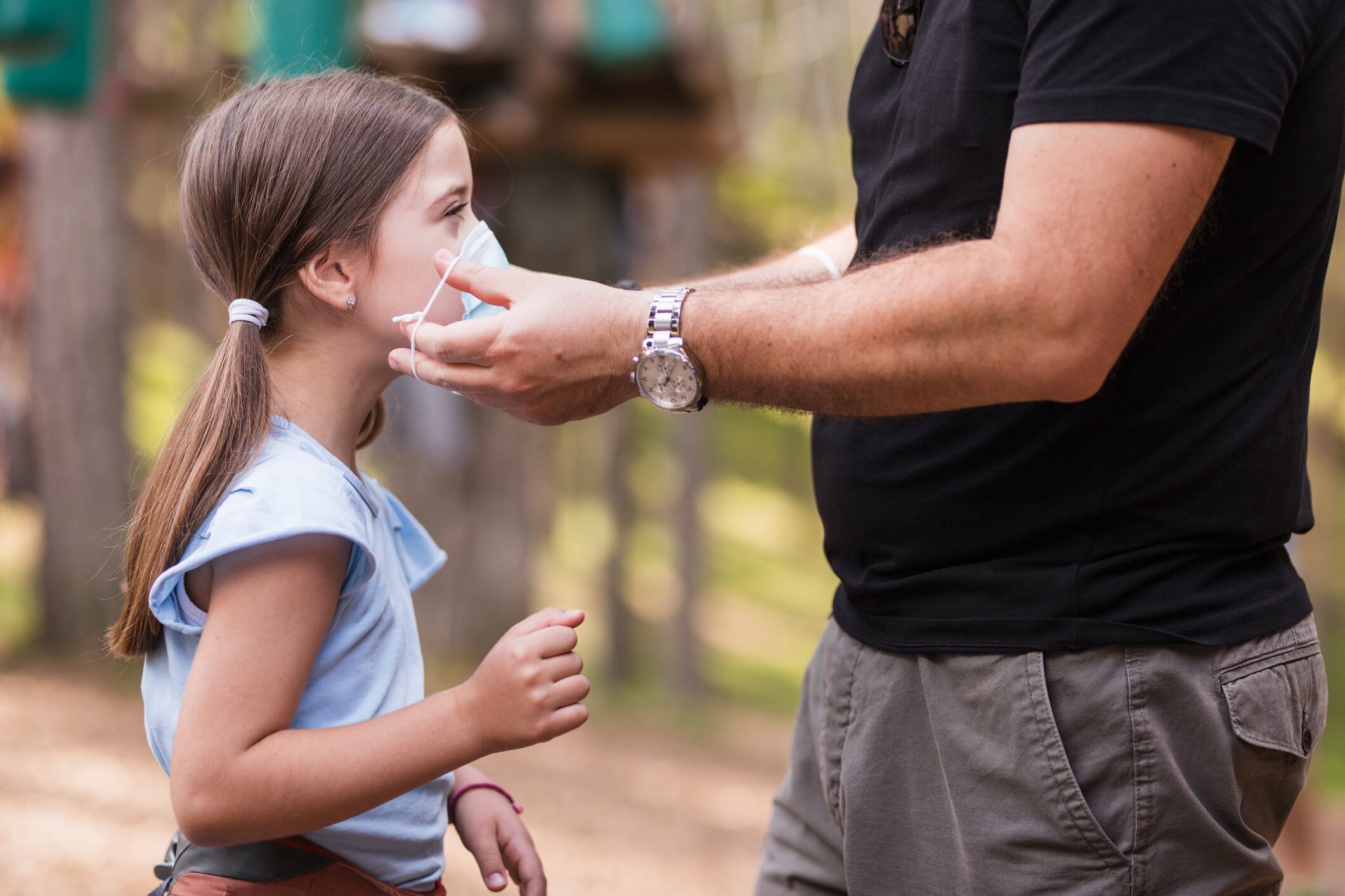 Un adulto poniendo la mascarilla protectora