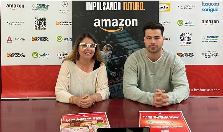 Mónica Sarasa, presidenta de la asociación Izas la princesa guisante y Alejandro Porcel, responsable de proyectos y patrocinios del Club Balonmano Huesca.