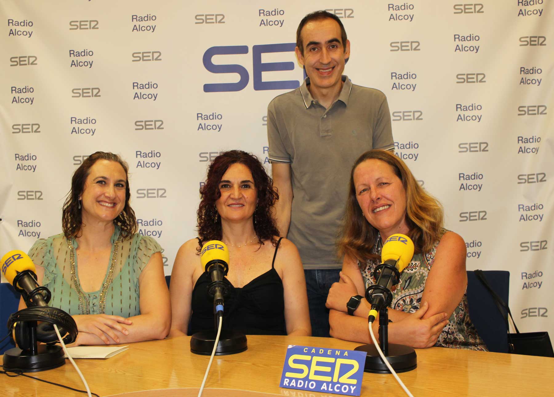 Silvia Botella, Ana Galera, Alma Blasco y Natxo González, en l'estudi central de Radio Alcoy