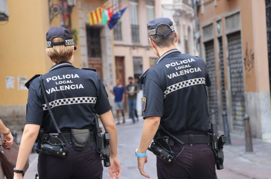 Imagen de archivo de dos agentes de la Policía Local de Valencia