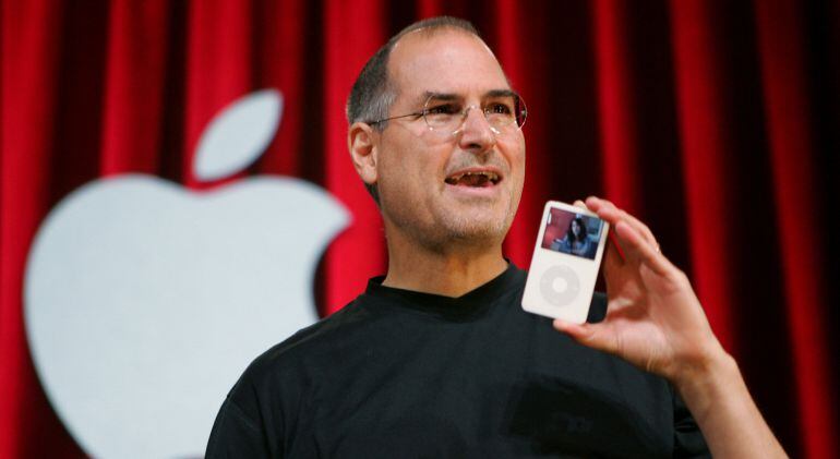 Foto de archivo en la que Steve Jobs sostiene un modelo de iPod durante su presentación