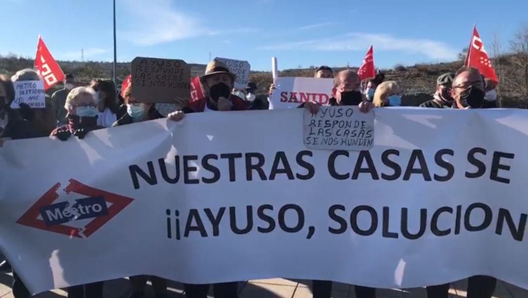 Protestas de los vecinos afectados por Metro a las puertas del Hospital del Henares. 