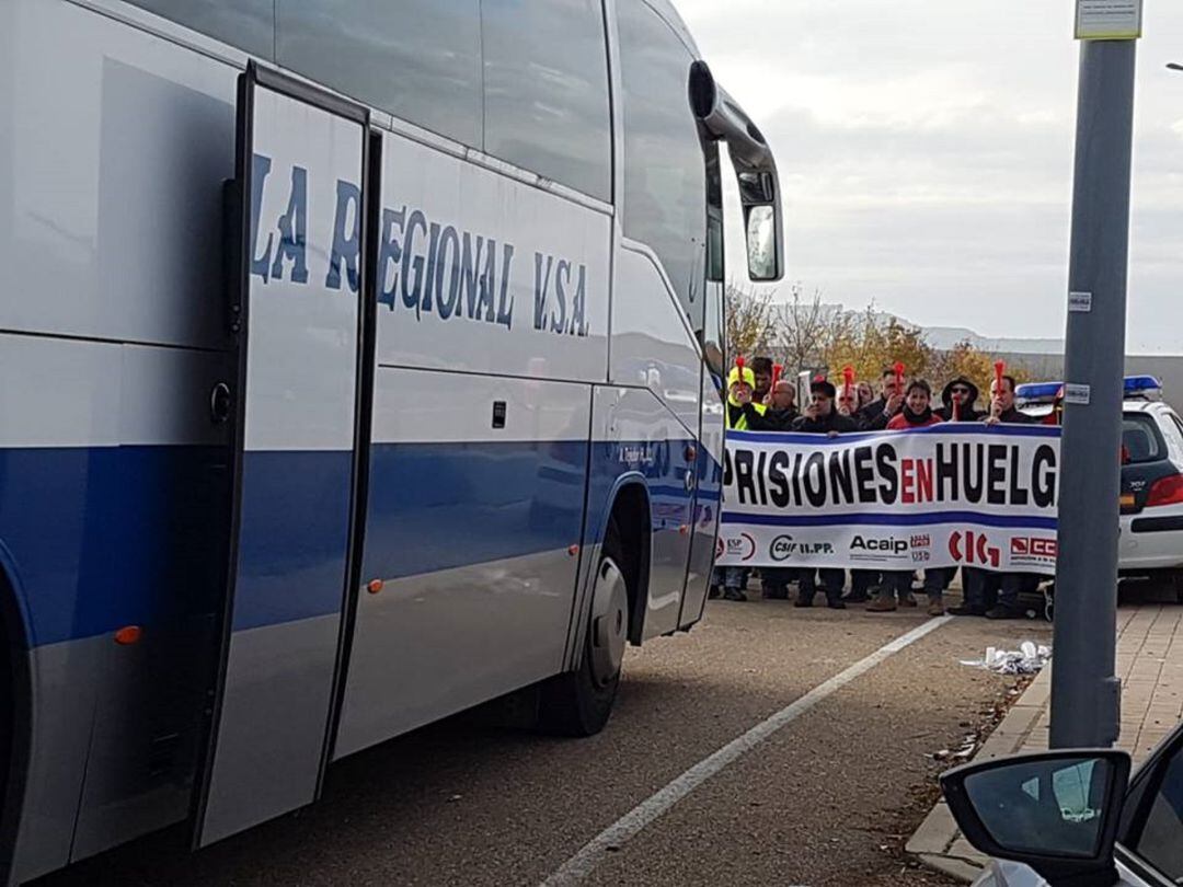 Concentración a las puertas del Centro Penitenciario La Moraleja de Dueñas (Palencia)