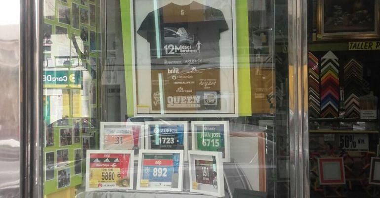 Medallas logradas por Juan José Amate expuestas en el escaparate de Marquetería Jesús, en la Avenida de Andalucía.