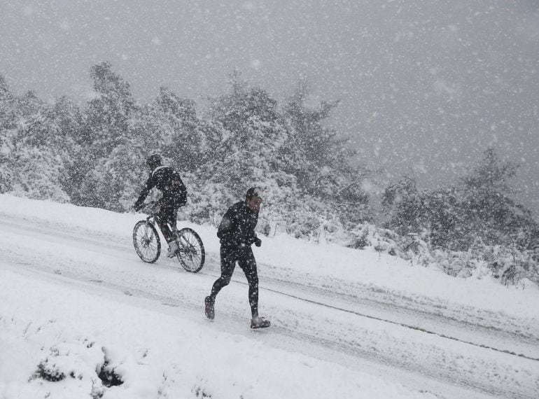 Un corredor practican deporte en medio de una fuerte nevada en el alto de San Cristobal (861 m), en las cercanias de Pamplona