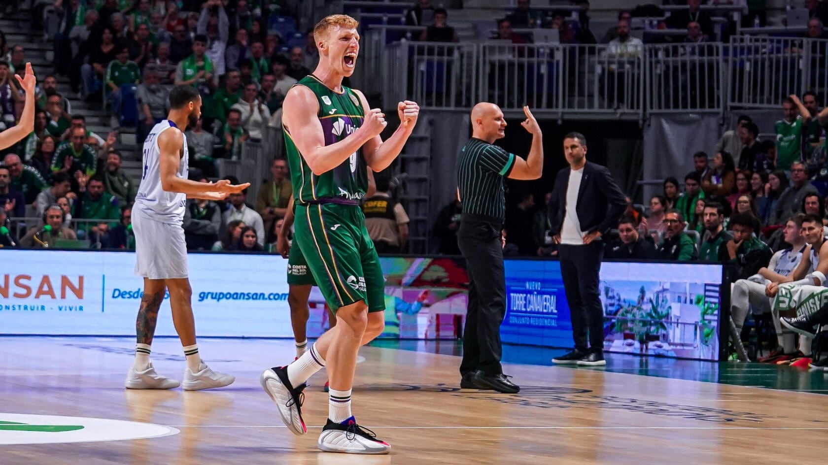 Alberto Díaz celebra una canasta en el Martín Carpena