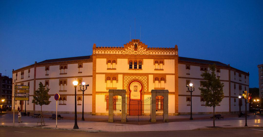 Exterior de la plaza de toros donde se iba a celebrar la fiesta 
