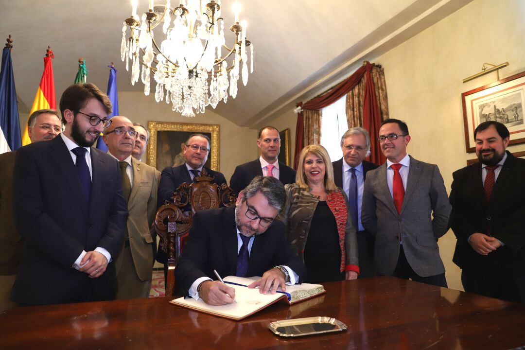 El pregonero de la Semana Santa de Jerez 2019 firmando en el libro de honor del Ayuntamiento de Jerez