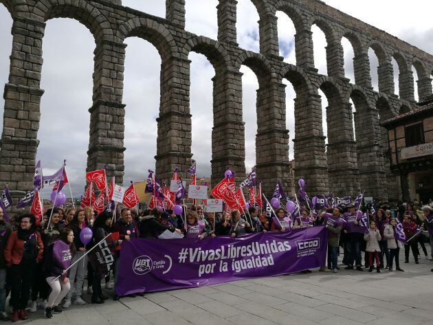 Concentración de las organizaciones sindicales a los pies del Acueducto