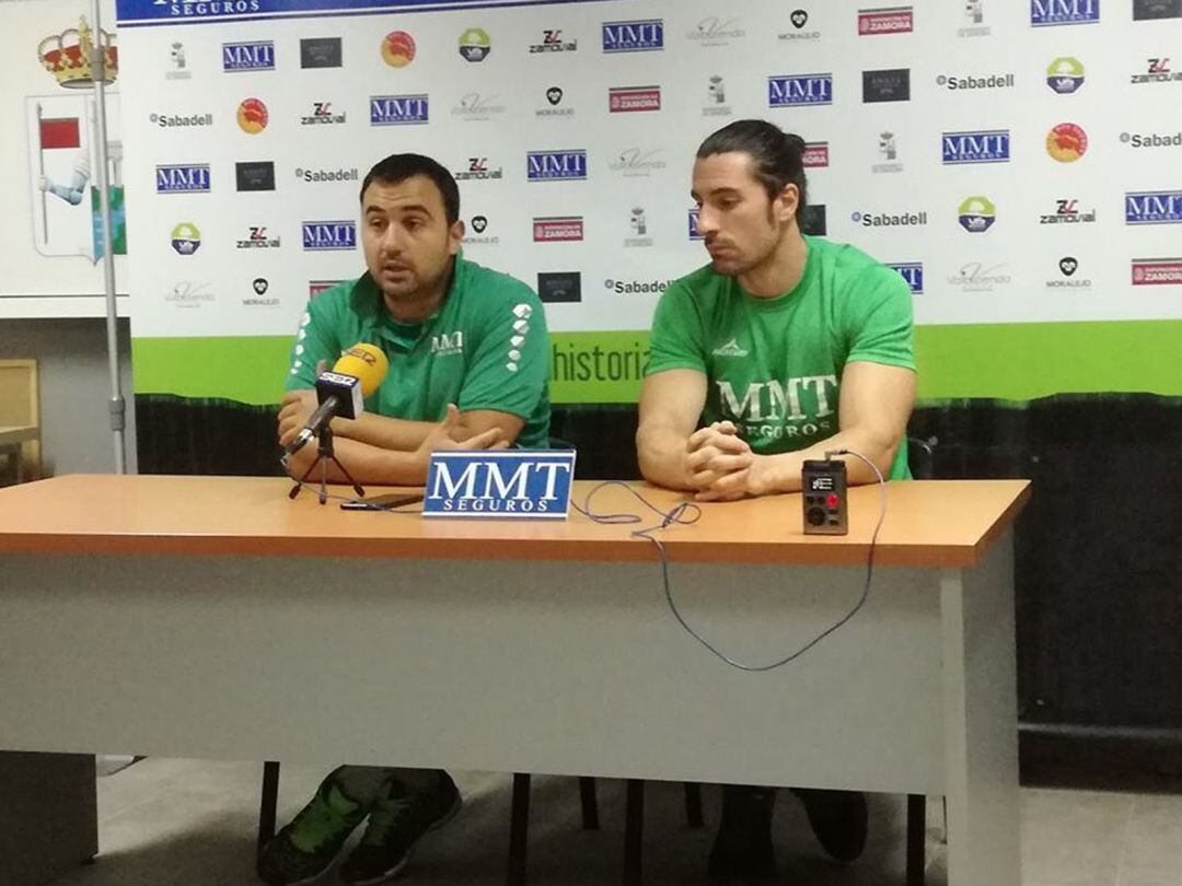 Leo Álvarez y Jortos en la rueda de prensa previa al partido de debút en División de Plata