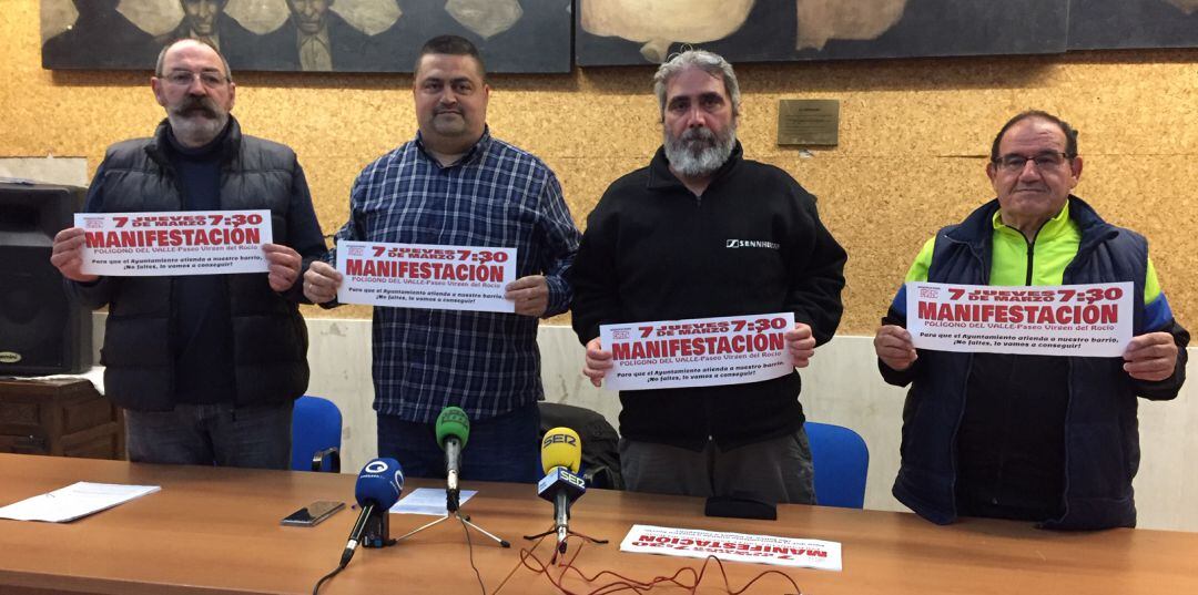 Miembros de Passo, instantes antes de una convocatoria con medios en su sede