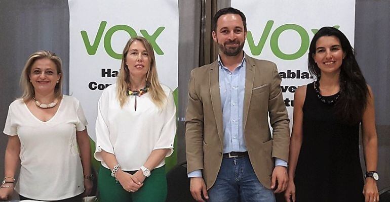 Salud Anguita, segunda por la izquierda, con el líder nacional de Vox, Santiago Abascal.