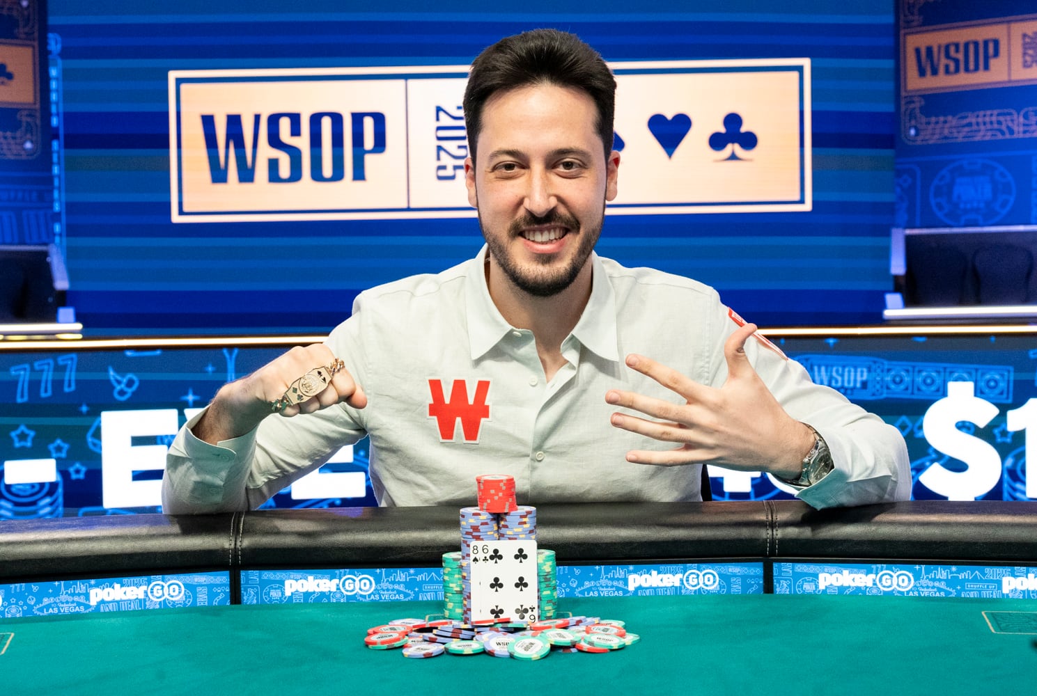 Adrián Mateos luce su quinto brazalete de las World Series of Poker