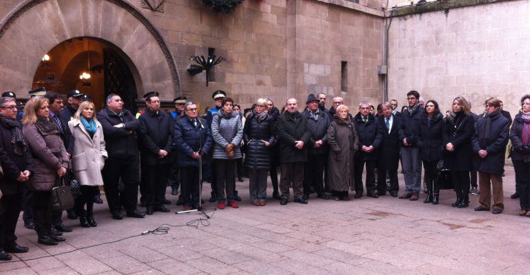Un centenar de persones han guardat silenci a la plaça Paeria de Lleida