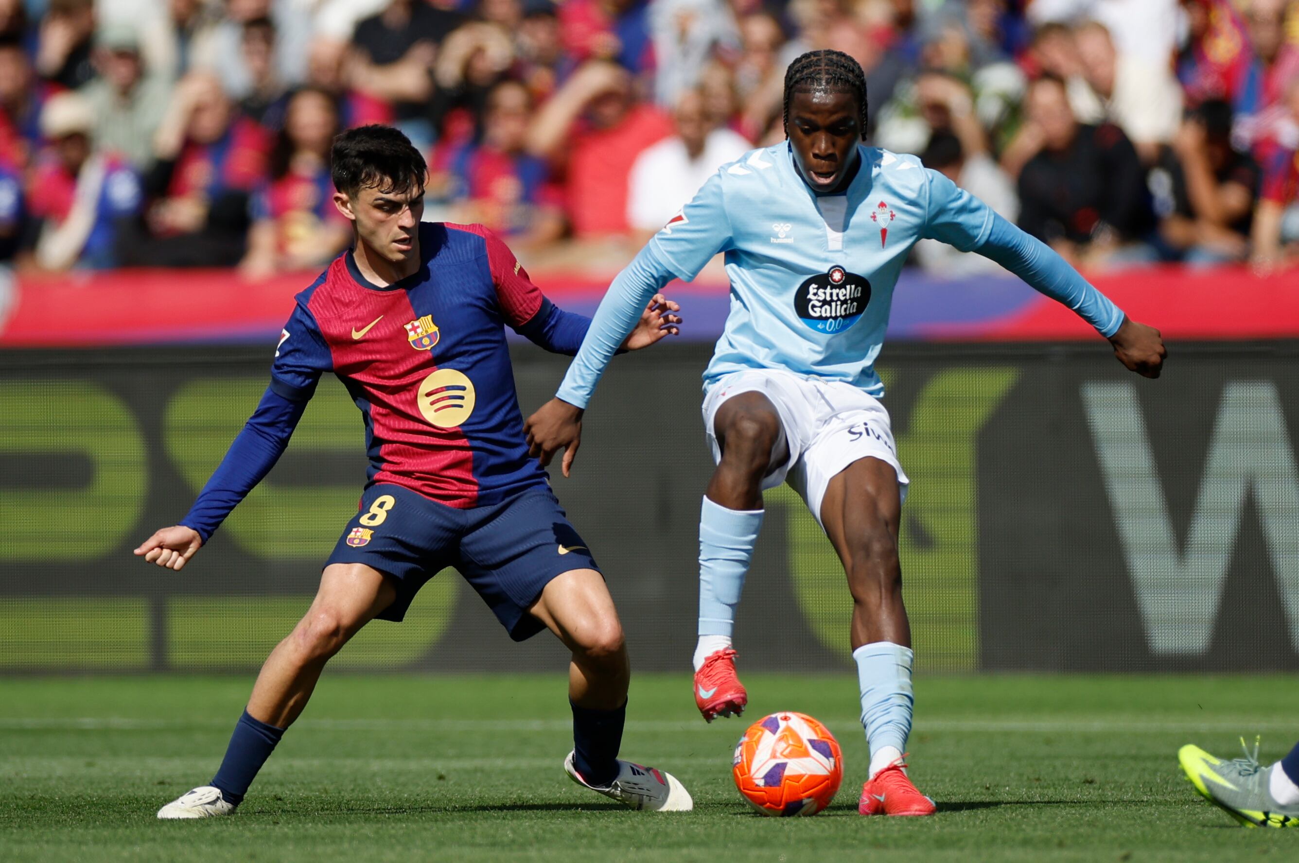 BARCELONA, 19/04/2025.- El centrocampista del Celta de Vigo Moriba Kourouma (d) cha por el balón con el centrocampista del FC Barcelona, Pedri durante el partido de la jornada 32 de LaLiga EA Sports que FC Barcelona y Celta de Vigo disputan este sábado en el estadio olímpico Lluís Companys en Barcelona. EFE/ Alberto Estevez